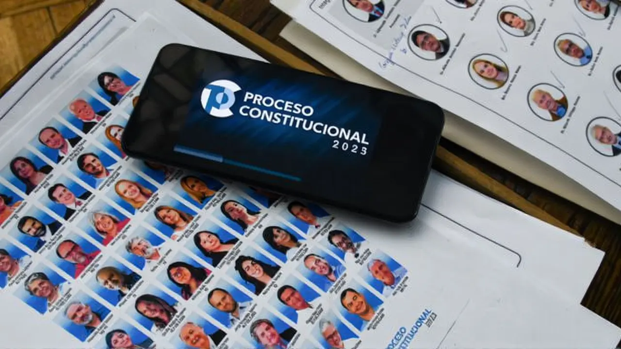 Aprobación de Kast cae al 51% y desaprobación sube al 42%